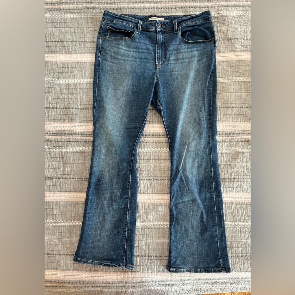 Levi’s 725 High Rise Bootcut size 34/30 preloved.